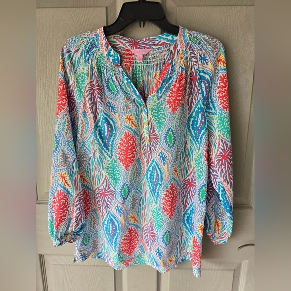 Lilly Pulitzer Elsa 100% Silk Top Let Minnow Sz S Popover Detail Logo Buttons - Picture 2 of 11
